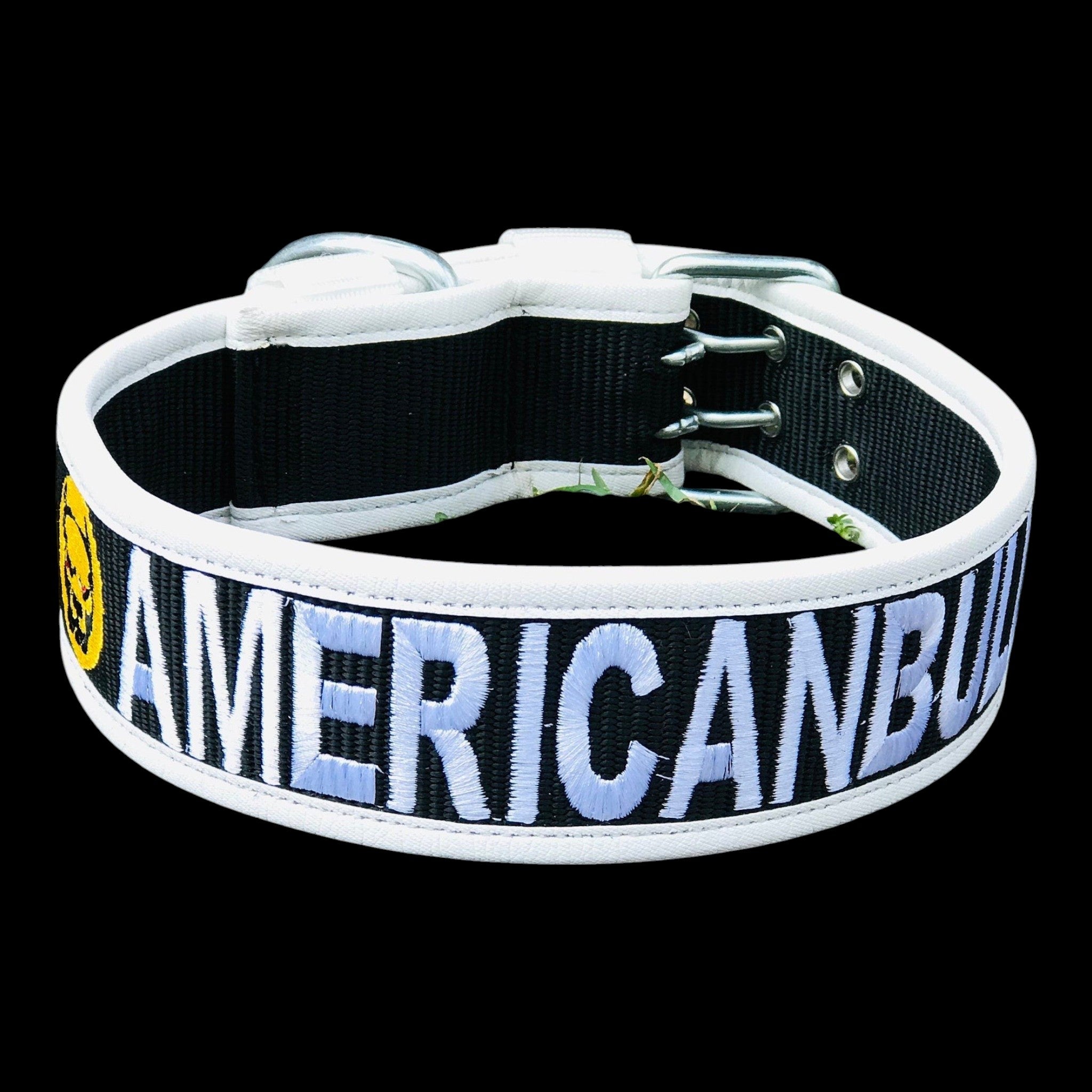 A&C Dog Collars marka siyah ve beyaz renkli, üzerinde AMERICANBULLY yazısı bulunan dayanıklı naylon köpek tasması.