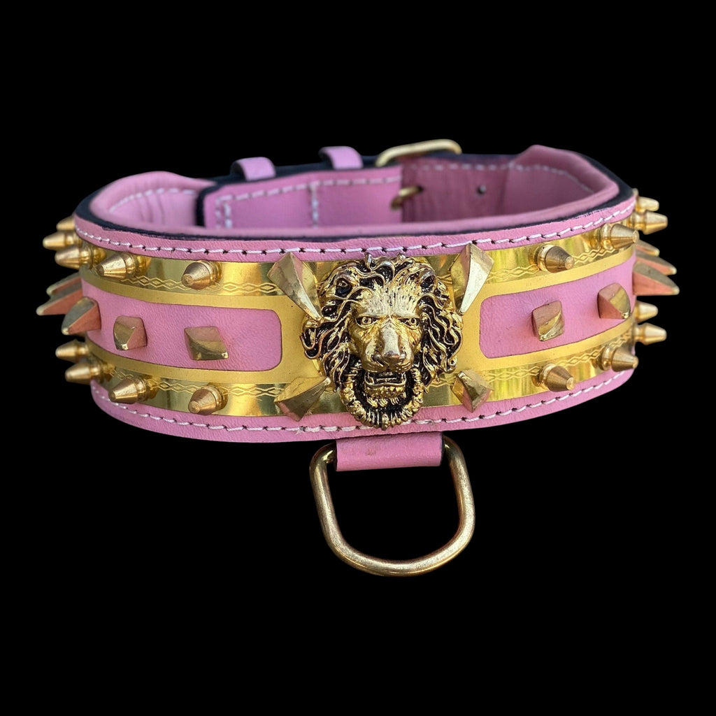 A&C Dog Collars marka, aslan figürlü ve altın rengi çivili detaylara sahip el yapımı pembe deri köpek tasması.