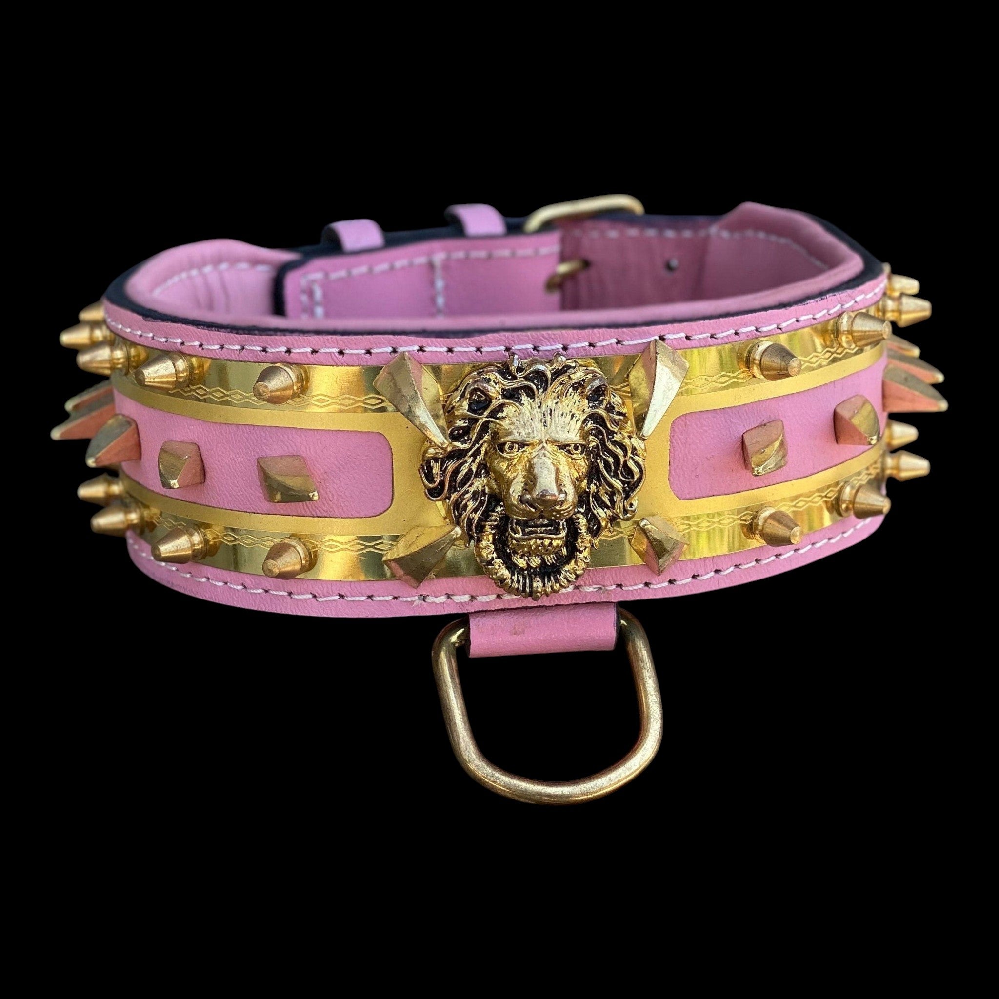 A&C Dog Collars marka, aslan figürlü ve altın rengi çivili detaylara sahip el yapımı pembe deri köpek tasması.