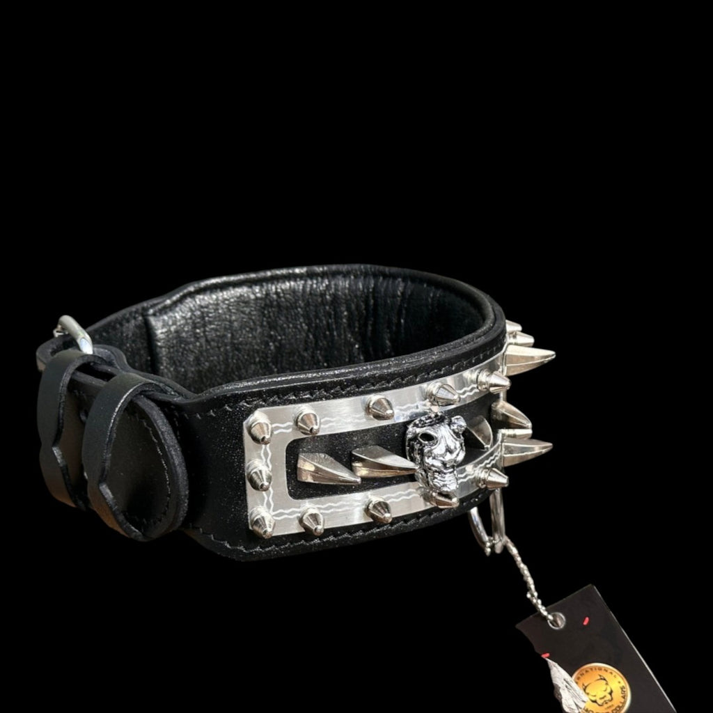 A&C Dog Collars marka, kuru kafa figürlü ve metal çivili, siyah hakiki deri el yapımı köpek tasması.
