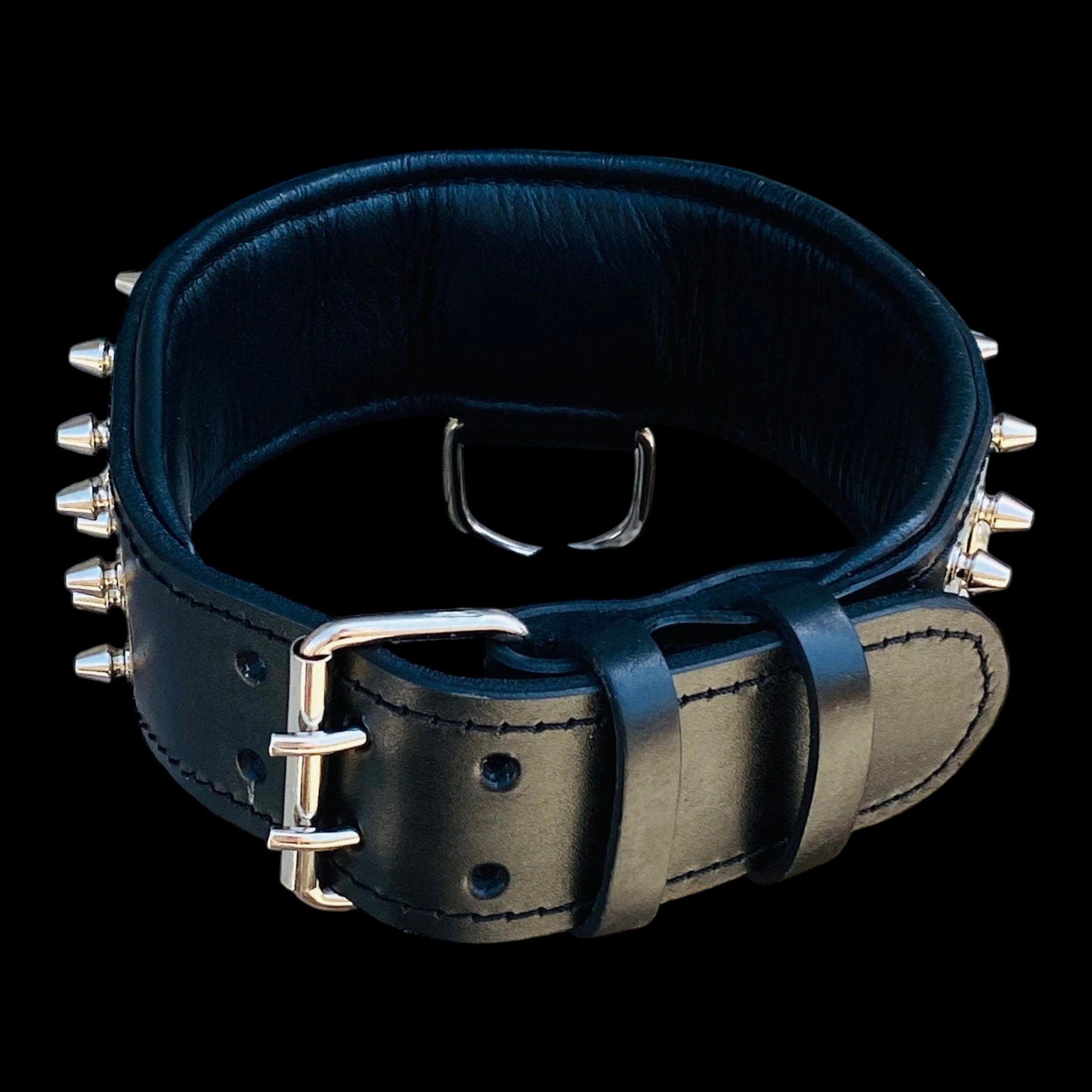 A&C Dog Collars marka siyah hakiki deri, metal çivili ve paslanmaz çelik tokalı el yapımı köpek tasması.