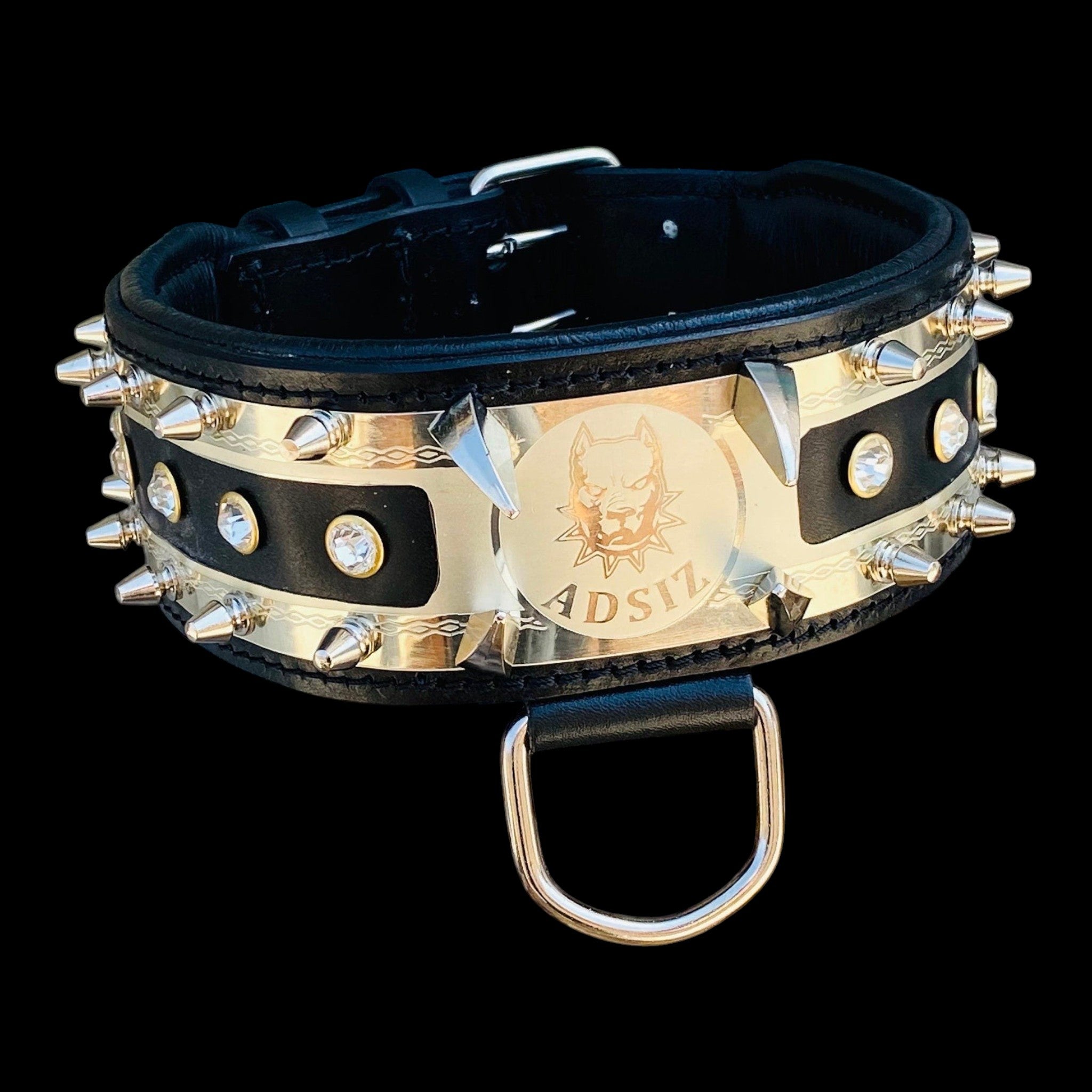 A&C Dog Collars marka, kristal taşlı ve çivili detaylara sahip, isim plakalı el yapımı siyah deri köpek tasması.