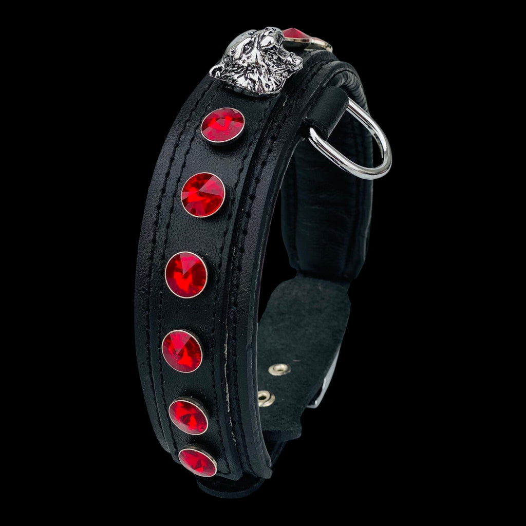 A&C Dog Collars el yapımı siyah manda derisi köpek tasması, kırmızı taş detaylı ve gümüş renkli metal süslemeli.