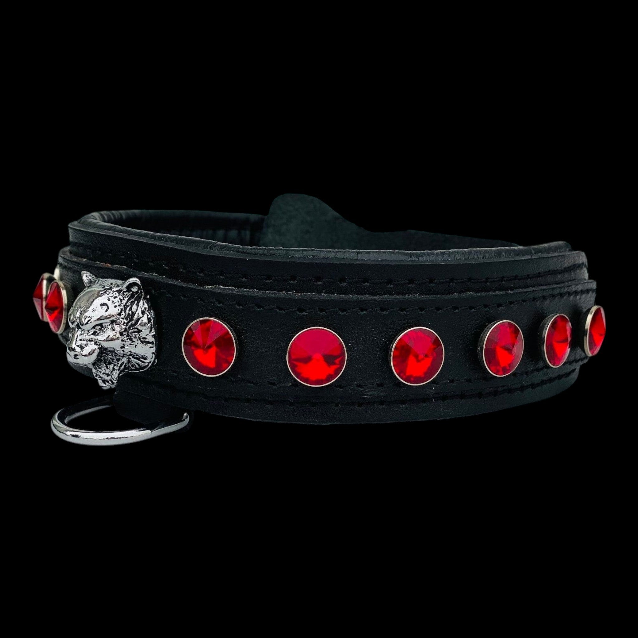 A&C Dog Collars marka, kırmızı taşlı ve gümüş aslan figürlü el yapımı siyah manda derisi köpek tasması.
