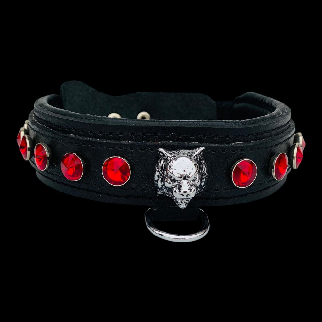 A&C Dog Collars marka, kırmızı taşlı ve kurt figürlü, el yapımı siyah manda derisi köpek tasması.