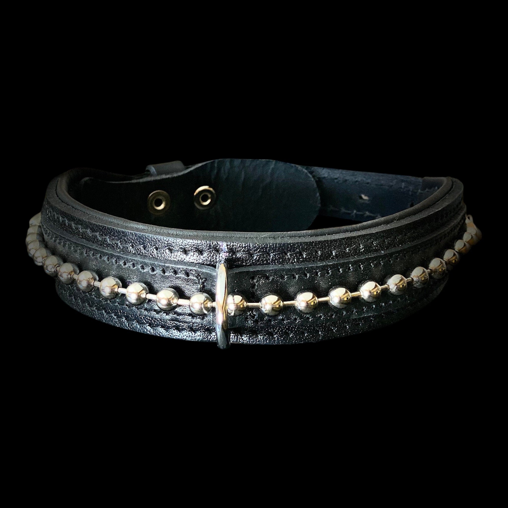 A&C Dog Collars marka siyah manda derisi köpek tasması, pirinç boncuk detaylı ve yumuşak dolgulu iç astarlı.