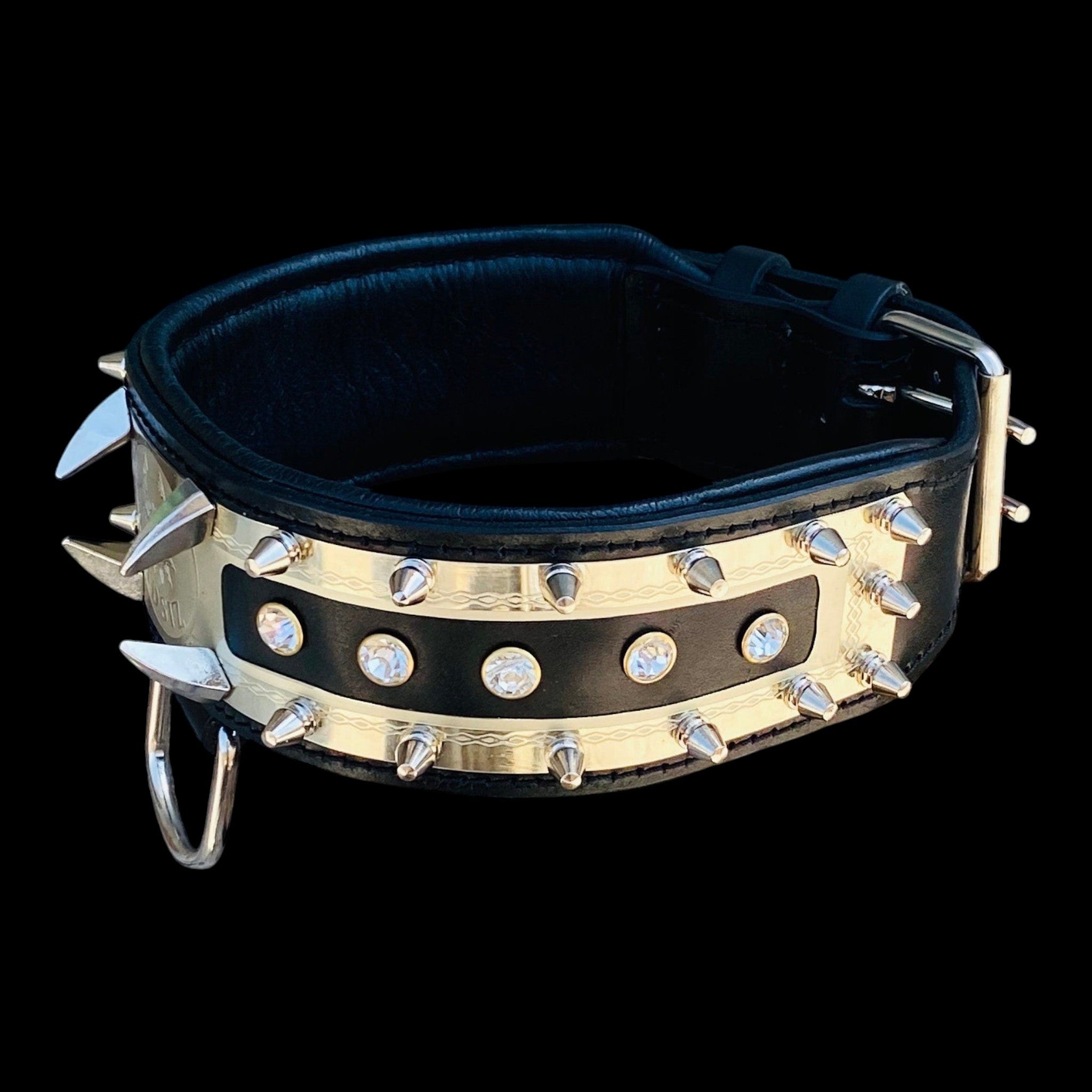 A&C Dog Collars el yapımı siyah deri köpek tasması, kristal taşlı ve metal çivili detaylara sahip şık tasarım.