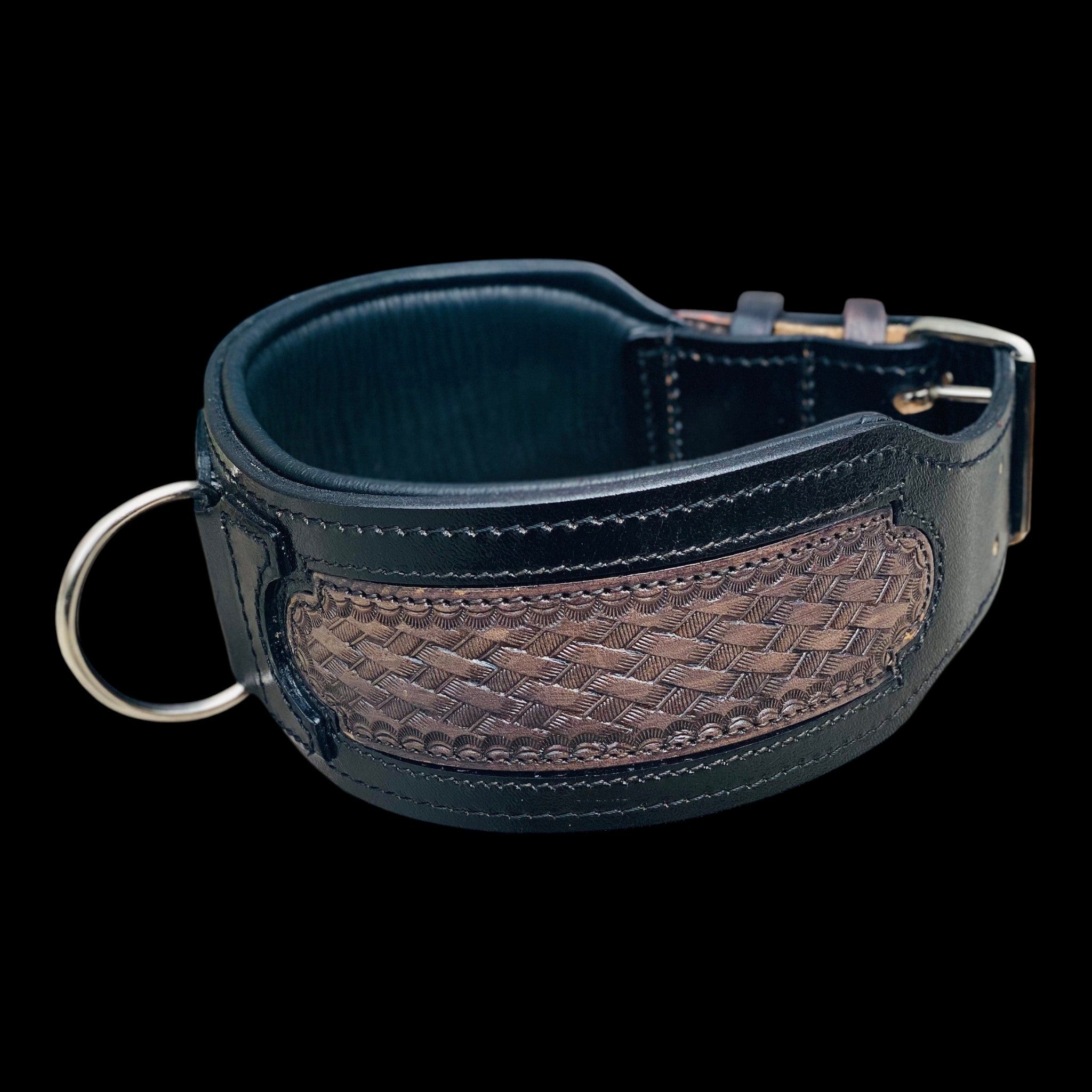 A&C Dog Collars el yapımı siyah manda derisi köpek tasması, kahverengi dokulu detaylı ve paslanmaz çelik halkalı