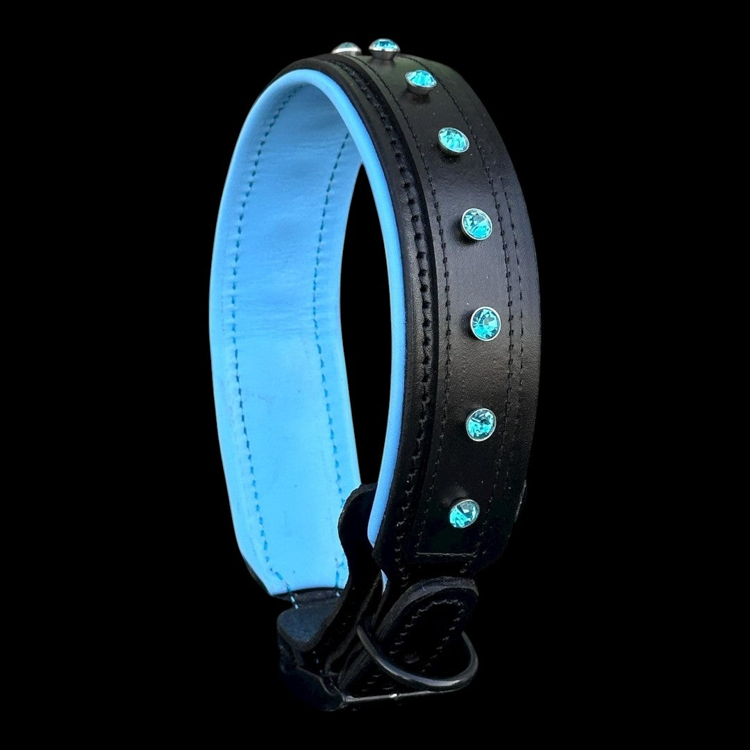 A&C Dog Collars marka, mavi kristal taşlı, siyah manda derisi, gök mavisi astarlı geniş ve dayanıklı köpek tasması.