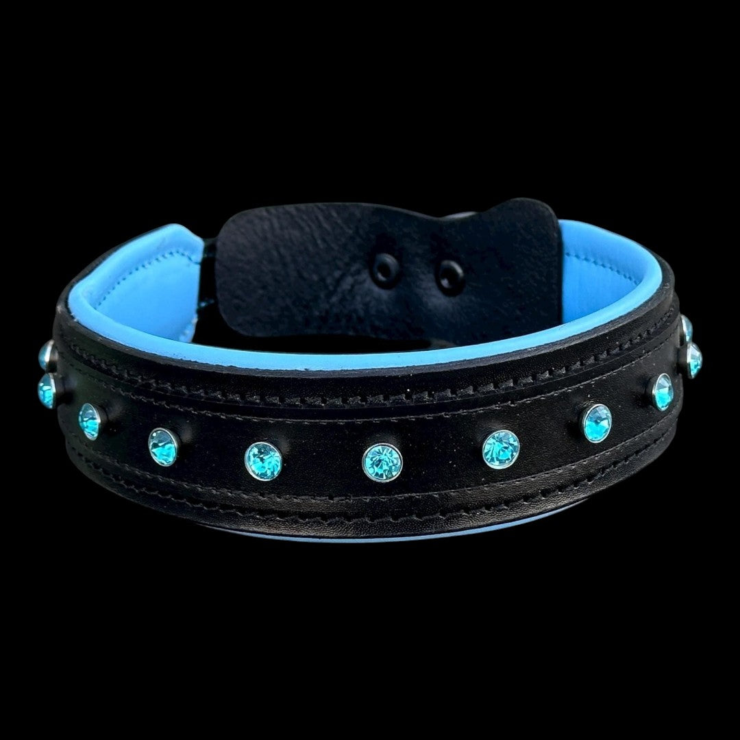 A&C Dog Collars marka, mavi kristal taşlı, siyah manda derisi, gök mavisi astarlı geniş köpek tasması.