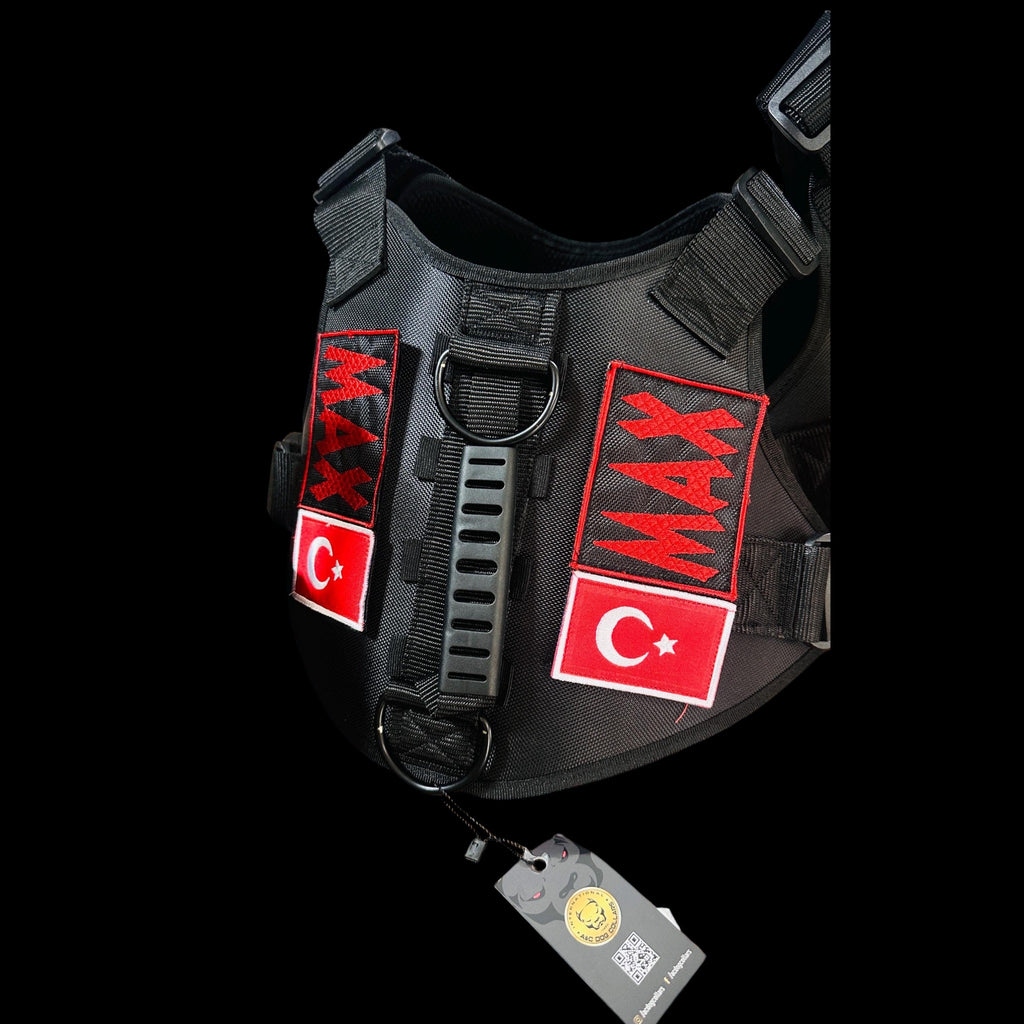 A&C Dog Collars siyah taktik köpek göğüs tasması, kırmızı nakışlı isim detayı ve Türk bayrağı yaması ile