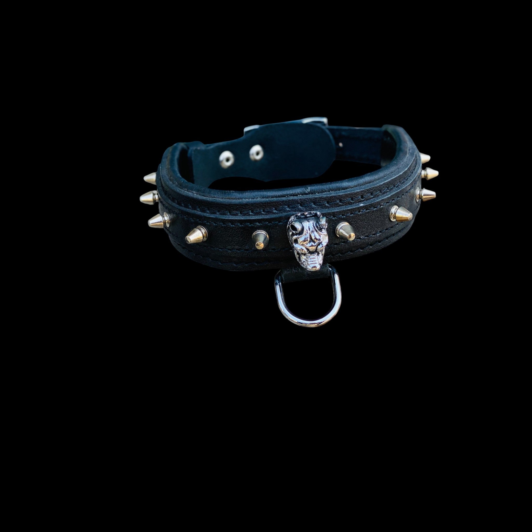 Front view of 4 cm (1.57 inch) handmade black leather dog collar with Bully head logo and gold spikes