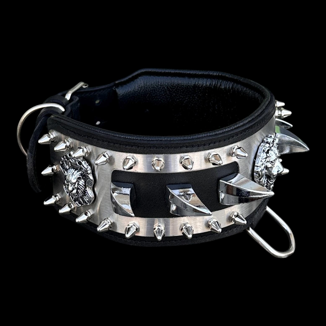 A&C Dog Collars el yapımı siyah deri köpek tasması, aslan figürlü paslanmaz çelik plaka ve sivri uçlu metal detaylı