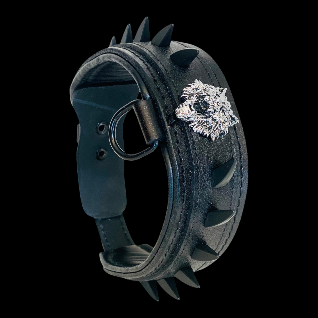 A&C Dog Collars marka, kurt figürlü ve siyah çivili, 5 cm genişliğinde el yapımı siyah deri köpek tasması.