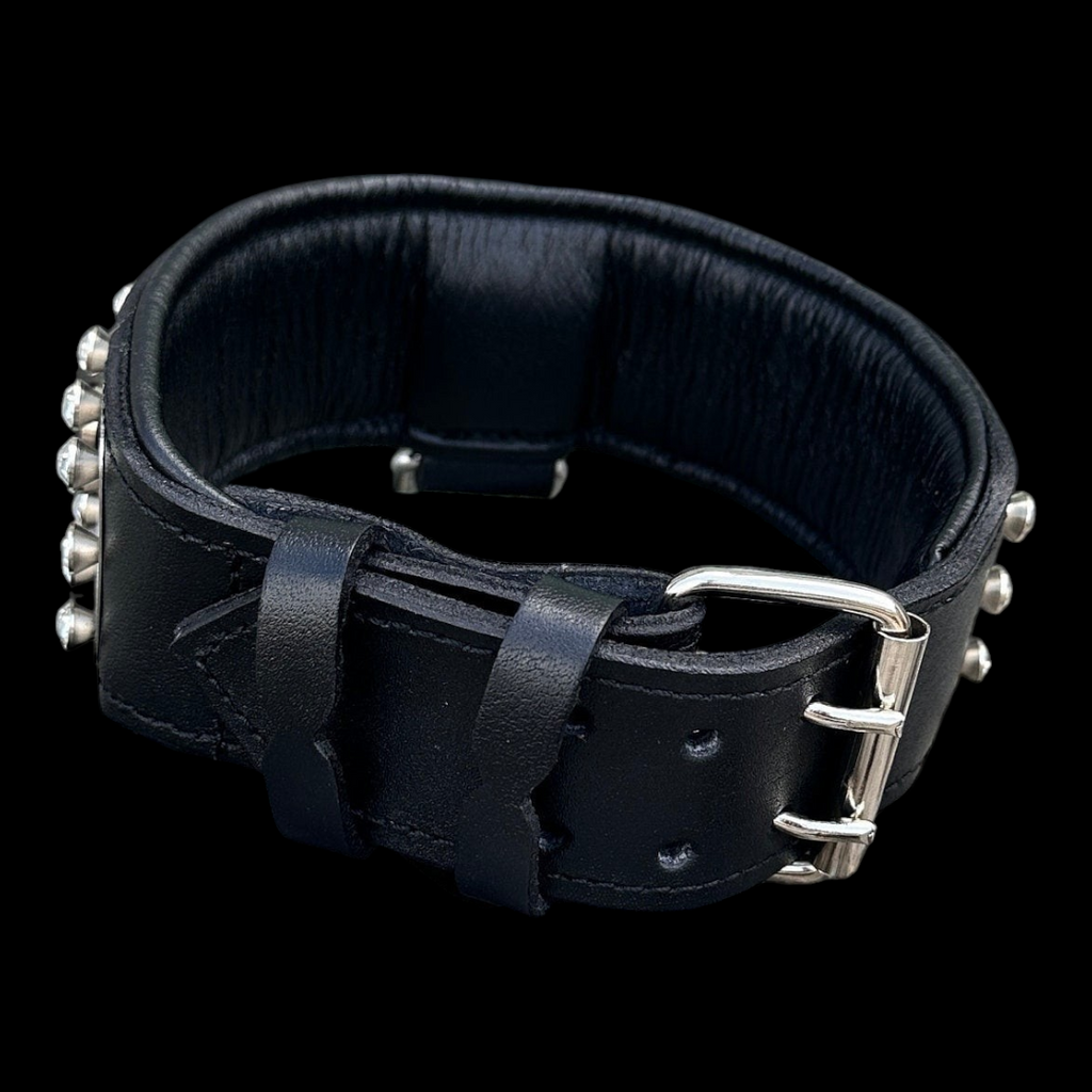 A&C Dog Collars marka, kristal taşlı ve metal detaylı, büyük ırklar için siyah dolgulu manda derisi köpek tasması.