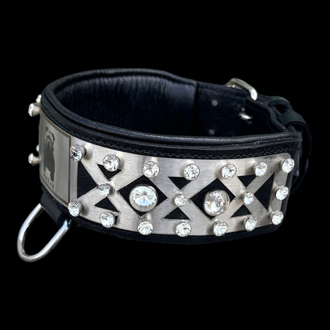 A&C Dog Collars marka, kristal taşlı ve paslanmaz çelik plakalı, siyah manda derisi geniş köpek tasması.