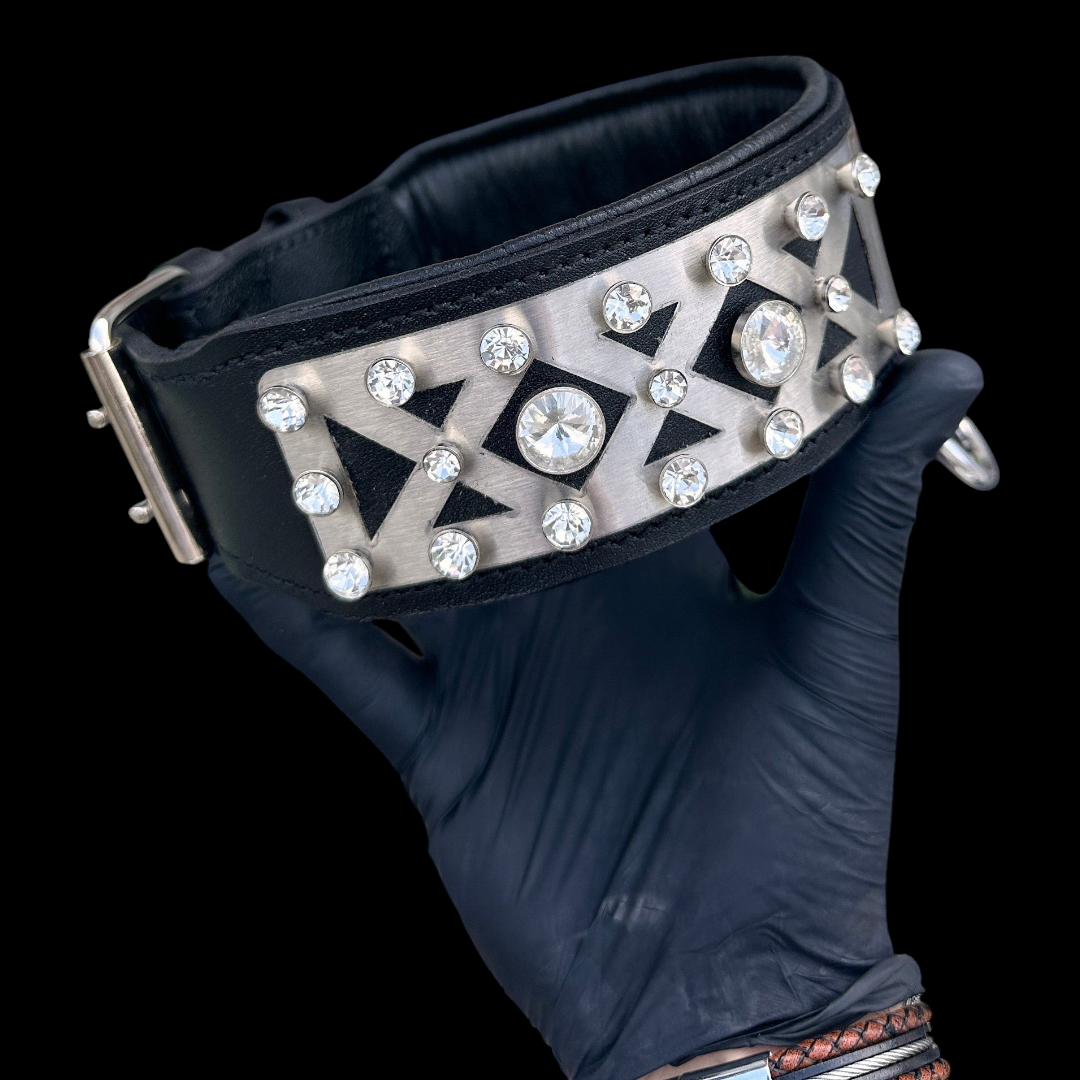 A&C Dog Collars marka, kristal taşlı ve geometrik metal detaylı, siyah manda derisi geniş köpek tasması.
