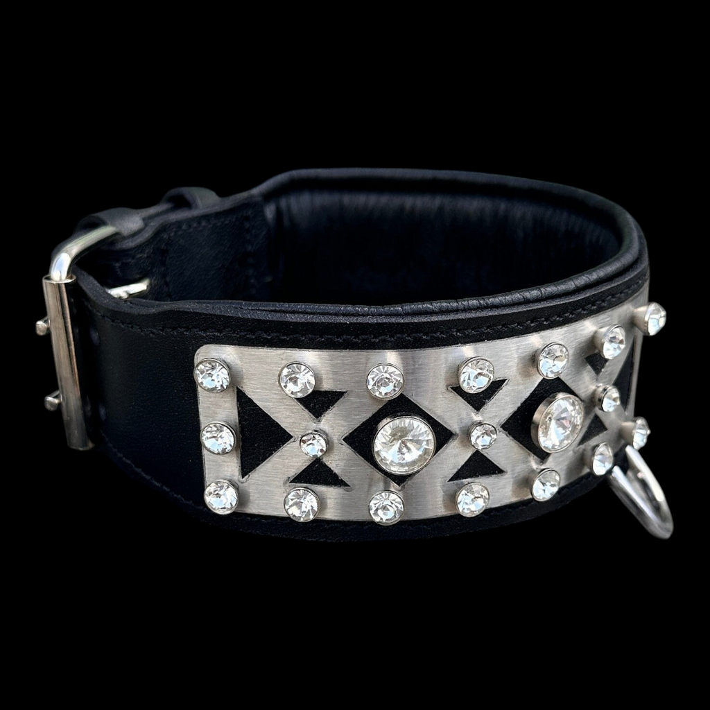 A&C Dog Collars marka, büyük ırklar için kristal taşlı ve metal işlemeli, siyah manda derisi el yapımı köpek tasması.