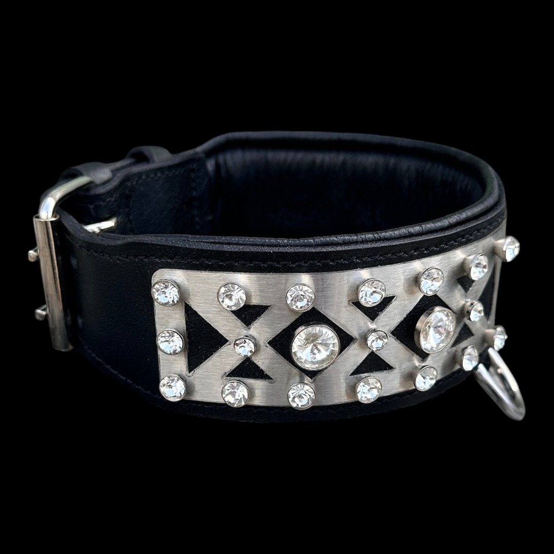 A&C Dog Collars marka, büyük ırklar için kristal taşlı ve metal işlemeli, siyah manda derisi el yapımı köpek tasması.