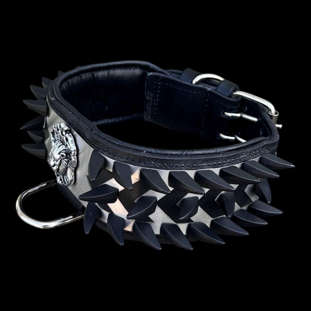 A&C Dog Collars el yapımı siyah deri köpek tasması, aslan figürlü çelik plaka ve sivri metal çivili tasarım.